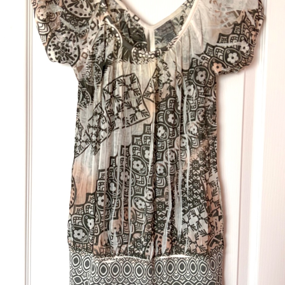 Daytrip Silky Blouse Sage Pattern Puff sleeves and Banded hem. The Buckle